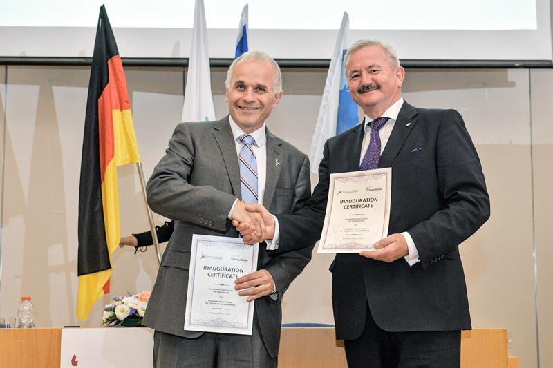 HUJI President Asher Cohen (left) and Fraunhofer-Gesellschaft President Reimund Neugebauer.