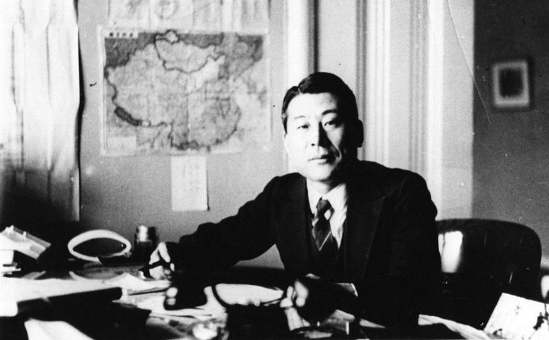 Chiune Sugihara at the Lithunian Consulate