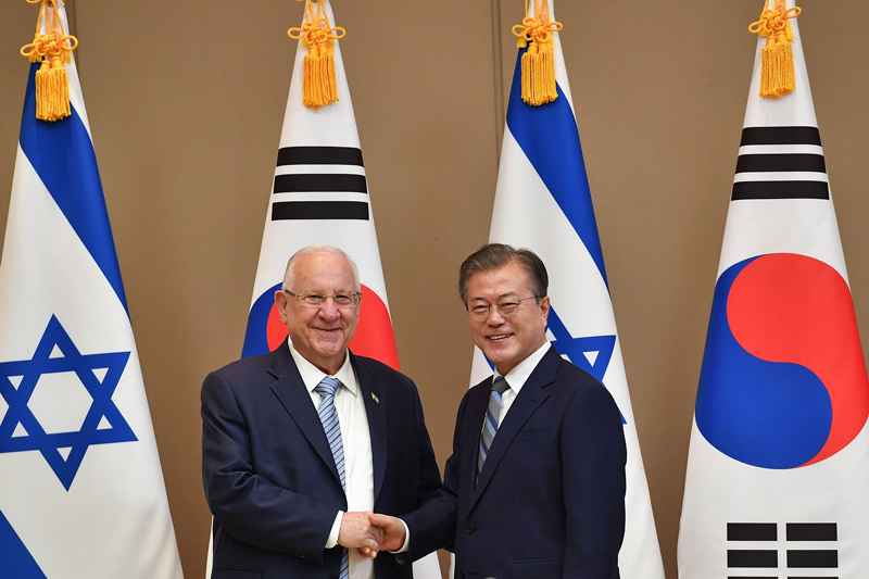 President Reuven Rivlin (left) meets with President Moon Jae-in of South Korea in Seoul, July 15, 2019