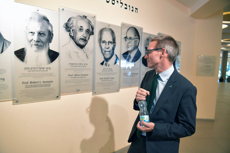 Neil Wigan, UK's new ambassador to Israel, shares a quiet moment with Hebrew U's Nobel Prize winners during a campus visit.