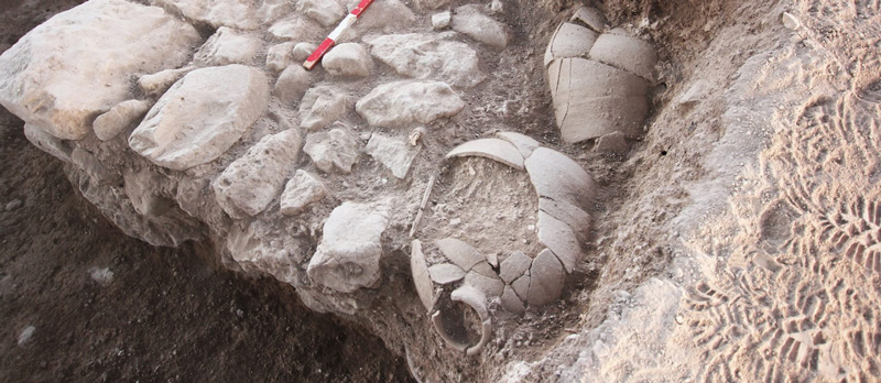 The inscribed jar in situ, in a destroyed Iron Age building in Abel Beth Maacah