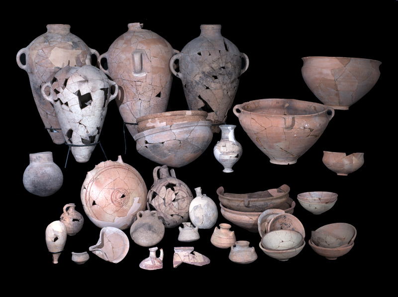 Pottery uncovered in Lachish Temple / C. Amit / Israel Antiquities Authority