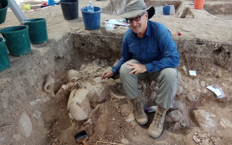 Bar-Ilan University archeologist Aren Maeir at Tel es-Safi (Philistine Gath) with finds from the late 9th century BCE.