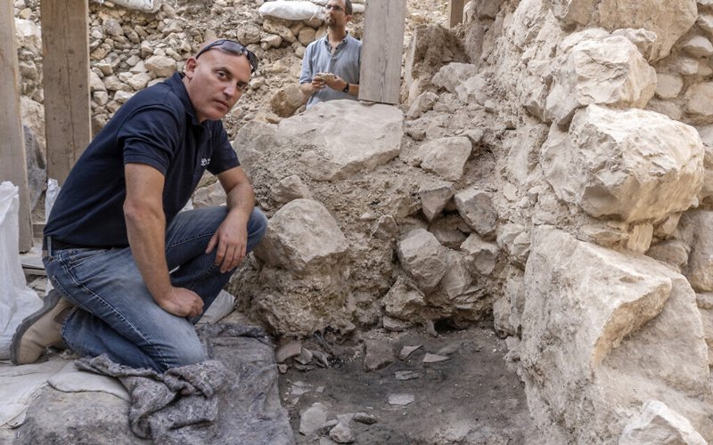 Dr. Yiftah Shalev next to the smashed First Temple pottery vessels that were found at the site with remnants of the 586 BCE destruction of Jerusalem by the Babylonians at excavations in the City of David Park in Jerusalem.