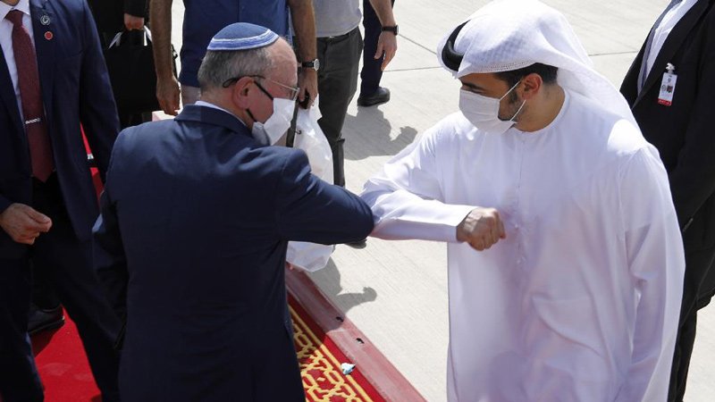National Security Advisor Meir Ben-Shabbat bids farewwell to a UAE official in Abu Dhabi.