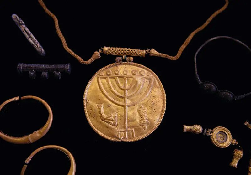 View of an ancient medallion dated to the late Byzantine period (early seventh century CE) with a menorah, a shofar (ram's horn) and a Torah scroll icon during a press conference in the Hebrew University of Jerusalem, Israel, 09 September, 2013.