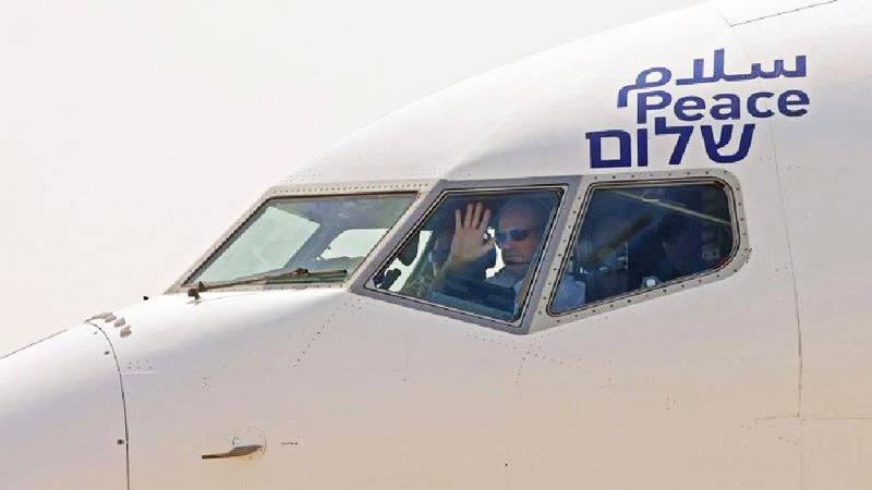 El Al pilot waves as first flight to UAE prepares to take off.