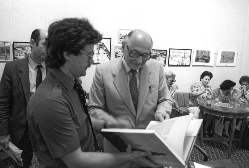 Soviet intelligence agent Heinz Felfe, right, at the presentation of his memoir published in 1986.