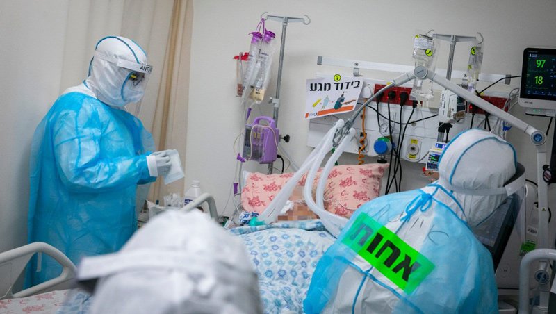 Healthcare workers at work at the coronavirus ward of Shaare Zedek Medical Center in Jerusalem.