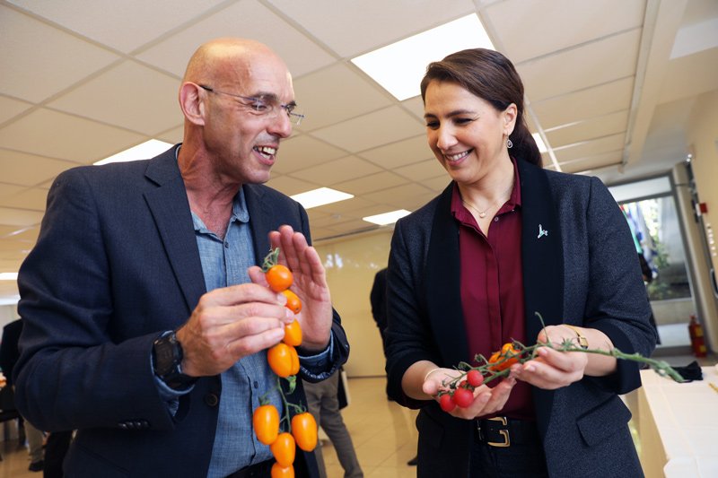 Benny Chefetz, Dean of HU’s Agriculture School, and Mariam Al-Muhairi, UAE Minister for Food and Water Security talk tomatoes.