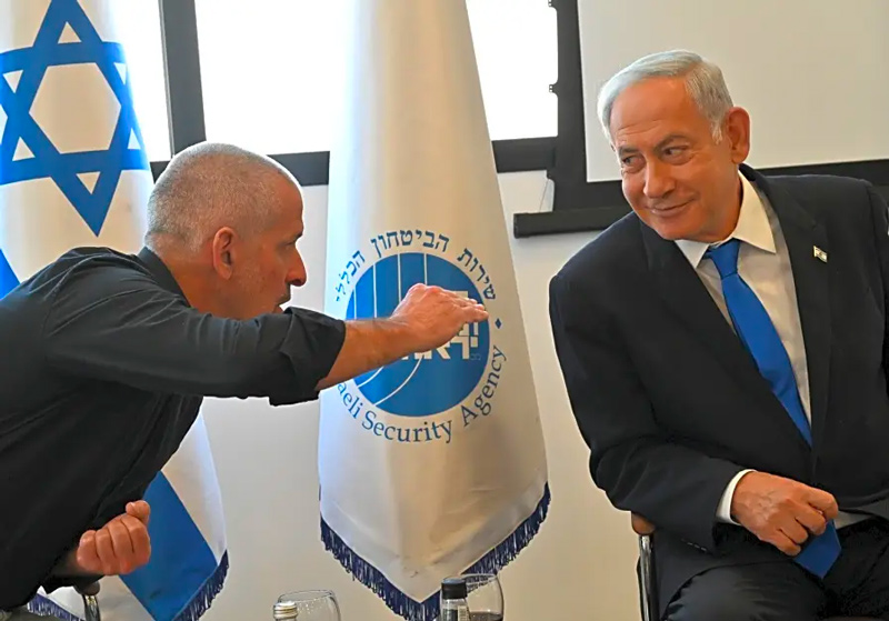 Shin Bet head Ronen Bar speaks with Prime Minister Benjamin Netanyahu at an awards ceremony on April 4, 2023. (credit: KOBI GIDEON/GPO)