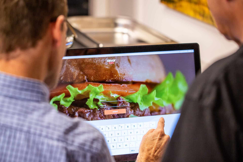 Customize your 3-D printed burger order with SavorEat.