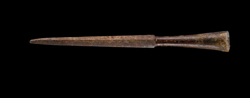 The shafted pilum weapon found in the cave