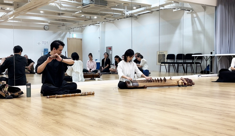 Daegeum (large bamboo flute) player Lee A-ram, left, and geomungo (plucked zither) player Kim Min-young, left, perform in front of Hebrew University's Korean studies program students during their seminar to Korea in August. Courtesy of Irina Lyan